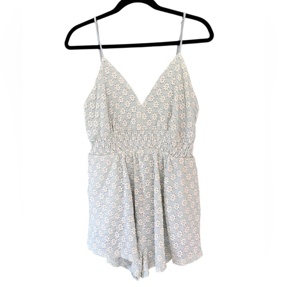 NWT New In Light Blue Floral Daisy Romper Size Small - Picture 7 of 7